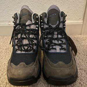 BRAND NEW Teva hiking boots w/tag